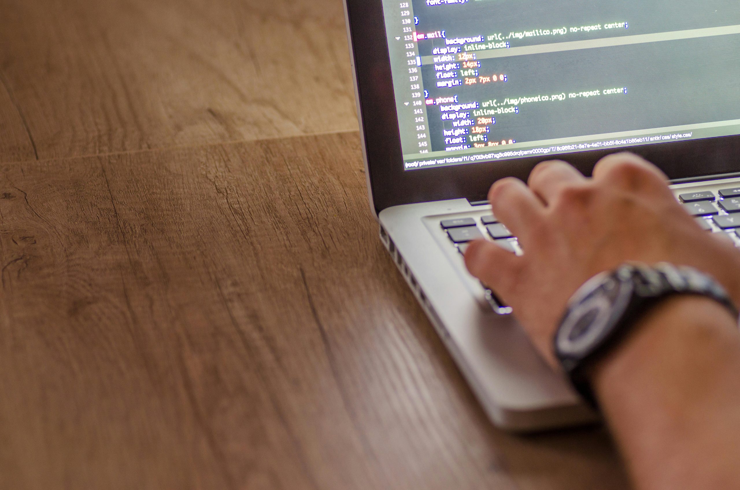 coding persona escribiendo codigo
